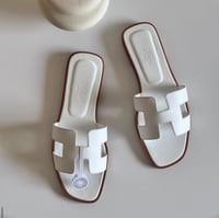 سليبر نسائي جلد بدون كعب من هيرميس متوفره بعدة ألو...