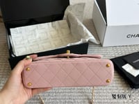 حقيبة شانيل صغيرة بنكي بغطاء قلاب ومقبض علوي،