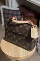 شنطة لويس فيتون شامل جميع الملحقات