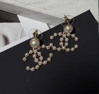 حلق شانيل مع لؤلؤ. شامل الملحقات والورده