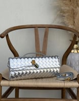 شنطة بوتيغا إنترتشياتو فضي — طراز فاخ