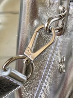 شنطة لويس فيتون ستايل – ميتاليك فضي مع نقشة مونوجر...