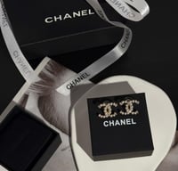 حلق شانيل الأنيق فضي وذهبي شامل الملحقات