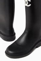 بوت شانيل كاحل جلدي بشعار شانيل