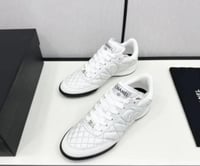 سنيكرز شانيل النسائي – تصميم فضي فاخر