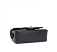 شنطة شانيل كلاسيك كافيار 20- أسود وذهبي