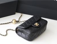 شنطة شانيل كلاسيكية صغيرة – جلد أسود ولمسات ذهبية