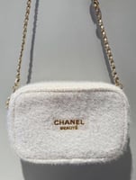 شنطه شانيل الشتويه ابيض