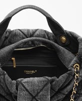 حقيبة ميني باو من شانيل لموسم الخريف والشتاء 2025/...