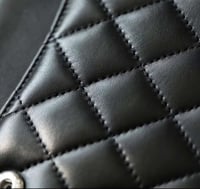 شانيل كلاسك مديم مقاس25cm لامب لذر هارد وير فضي