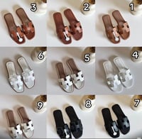 سليبر نسائي جلد بدون كعب من هيرميس متوفره بعدة ألو...