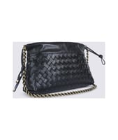 شنطة بوتيقا كروس جلد مجدول – سلسلة ذهبي