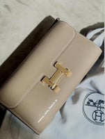 هيرمز واليت باللون الكاكي والجملي