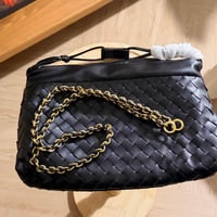 شنطة بوتيقا كروس جلد مجدول – سلسلة ذهبي