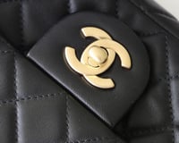 شنطة شانيل كلاسيكية صغيرة – جلد أسود ولمسات ذهبية
