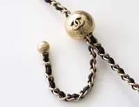 شنطة شانيل كلاسيكية صغيرة – جلد أسود ولمسات ذهبية