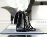 شانيل كلاسك مديم مقاس25cm لامب لذر هارد وير فضي