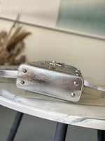 شنطة لويس فيتون ستايل – ميتاليك فضي مع نقشة مونوجر...