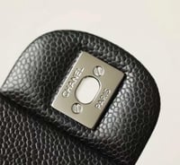 شنطة شانيل كلاسيك كافيار 20سم اسود وفضي