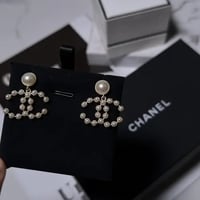 حلق شانيل مع لؤلؤ. شامل الملحقات البيضاء