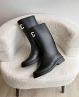 بوت شانيل كاحل جلدي بشعار شانيل