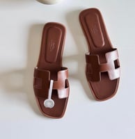 سليبر نسائي جلد بدون كعب من هيرميس متوفره بعدة ألو...