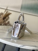 شنطة لويس فيتون ستايل – ميتاليك فضي مع نقشة مونوجر...