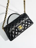 حقيبة شانيل صغيرة سوداء بغطاء قلاب ومقبض علوي،