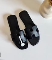 سليبر نسائي جلد بدون كعب من هيرميس متوفره بعدة ألو...