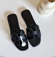 سليبر نسائي جلد بدون كعب من هيرميس متوفره بعدة ألو...