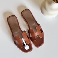 سليبر نسائي جلد بدون كعب من هيرميس متوفره بعدة ألو...