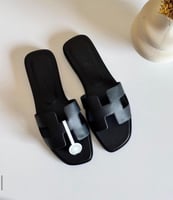 سليبر نسائي جلد بدون كعب من هيرميس متوفره بعدة ألو...