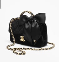 شنطة شانيل ميني مخمل أسود مع هاندل وفيونكة ستان