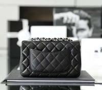 شنطة شانيل كلاسيك كافيار 20سم اسود وفضي