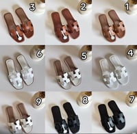 سليبر نسائي جلد بدون كعب من هيرميس متوفره بعدة ألو...