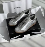 سنيكرز شانيل النسائي – تصميم فضي فاخر