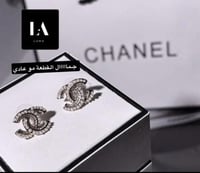 حلق شانيل لؤلؤ. شامل الملحقات والورده