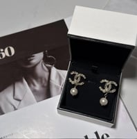 حلق شانيل مع لؤلؤ. شامل الملحقات والورده