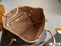 شنطة لويس فيتون جلد طبيعي شامل الملحقات