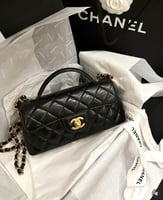 حقيبة شانيل صغيرة سوداء بغطاء قلاب ومقبض علوي،