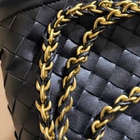 شنطة بوتيقا كروس جلد مجدول – سلسلة ذهبي