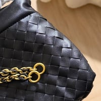 شنطة بوتيقا كروس جلد مجدول – سلسلة ذهبي