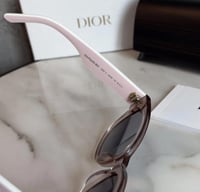 نظارة شمسية شفافة بنقش وردي وابيض