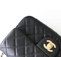 شنطة شانيل كلاسيكية صغيرة – جلد أسود ولمسات ذهبية