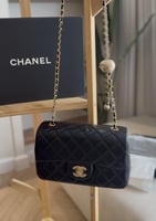 شنطة شانيل كلاسيكية صغيرة – جلد أسود ولمسات ذهبية