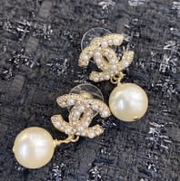 حلق شانيل مع لؤلؤ. شامل الملحقات والورده