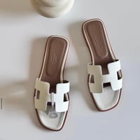 سليبر نسائي جلد بدون كعب من هيرميس متوفره بعدة ألو...