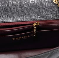 شنطة شانيل كلاسيك كافيار 20- أسود وذهبي