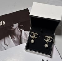 حلق شانيل مع لؤلؤ. شامل الملحقات والورده