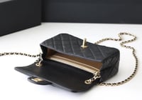 شنطة شانيل كلاسيكية صغيرة – جلد أسود ولمسات ذهبية